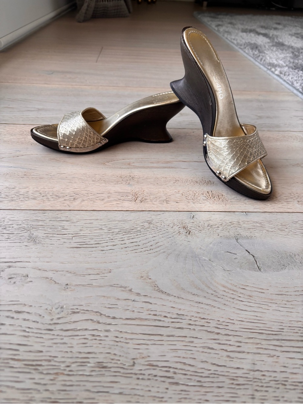 Ferragamo gold wedge slides - Picture 6 of 10